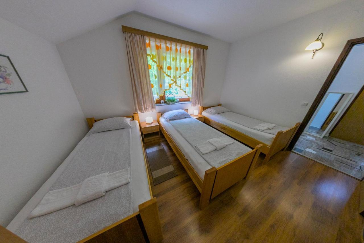 Apartments Oeneus Račić エクステリア 写真